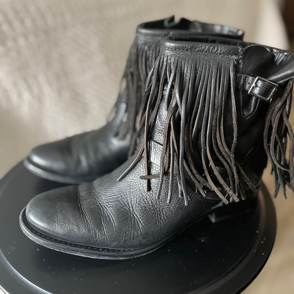 Schutz Black leather fringe boots with a western vibe.